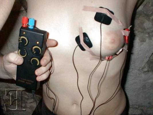 25P Amateur female electrostimulation. Estim. E-stim.