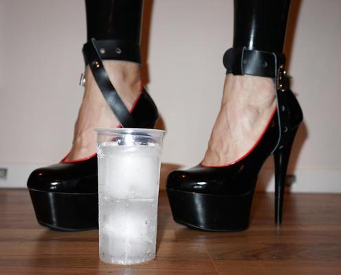 24P Foot torture with nettles (Brennnesseln High Heels)