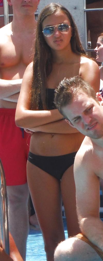 25P Jolie jeune italienne aux fesses et au cul à la piscine en bikini