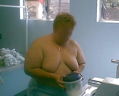 7P 洗濯をする豊満な熟女
