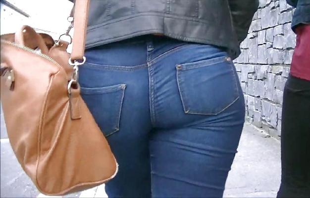 13P Filles blanches en jeans serrés
