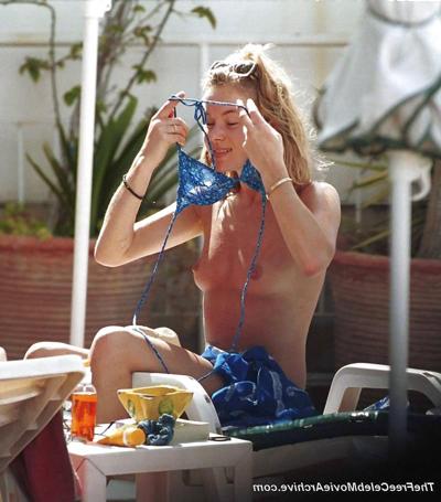 15P Amanda Holden Nip Slip