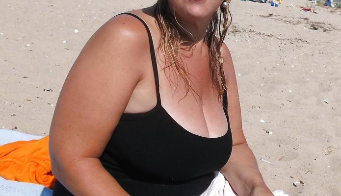 5P Wifes Beach Cleavage