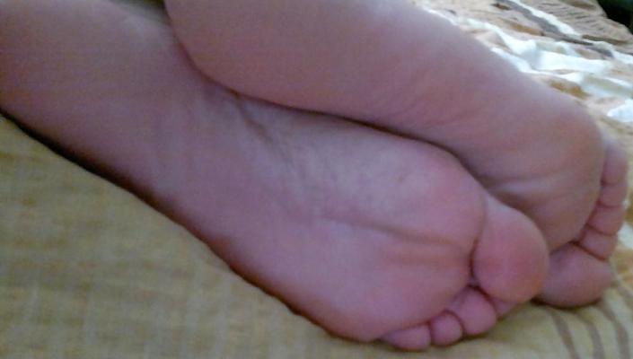 6P Feet ow my wife - close up