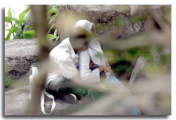 8P Budak Skolah Tudung Di Celah Batu