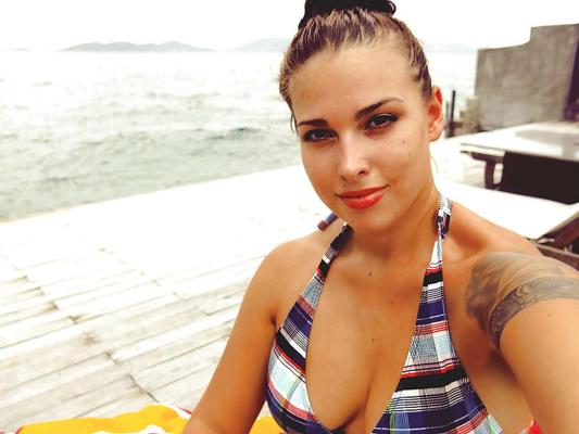25P Pretty Camgirl on Vacation