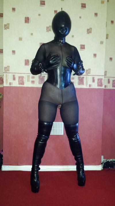9P Slave girl wearing inflatable rubber hood