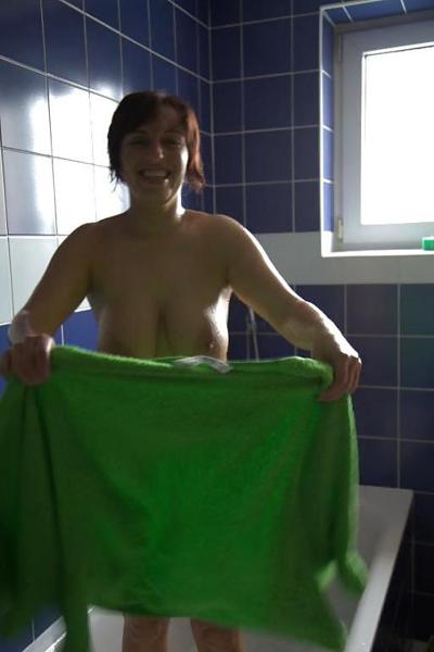 24P German Amateur in bathtub