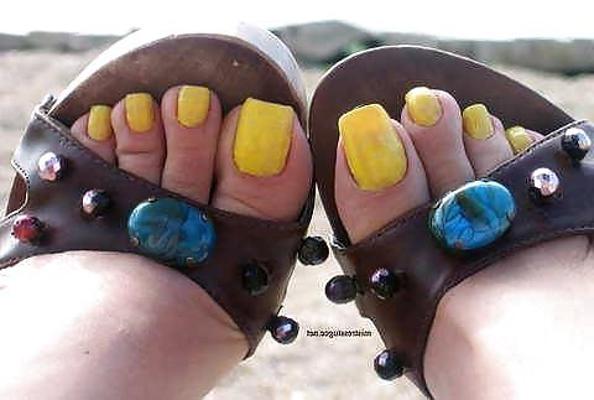 16P Feet and long toes