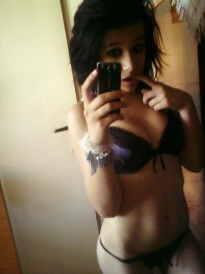 4P Hungarian Teen - I stoled the pictures from she mobilephone!