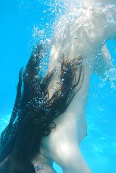 18P Hotlegs-underwater teen