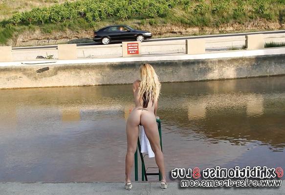 10P Flashing naked near the city of Maury