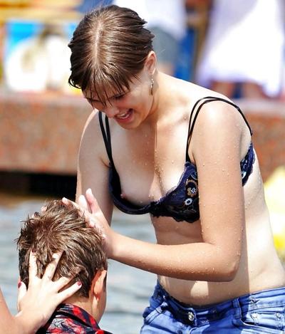 12P El pezón se desliza y la blusa baja