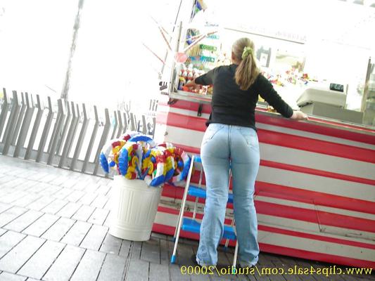 25P Sincero bunda tão sexy em jeans apertados