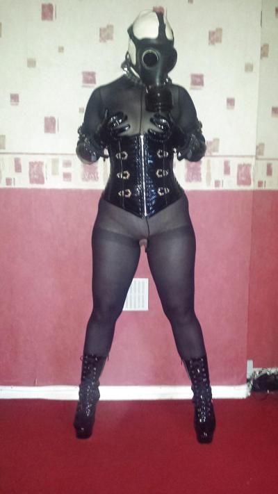 9P Sklavin mit Gummigasmaske in Stiefeletten