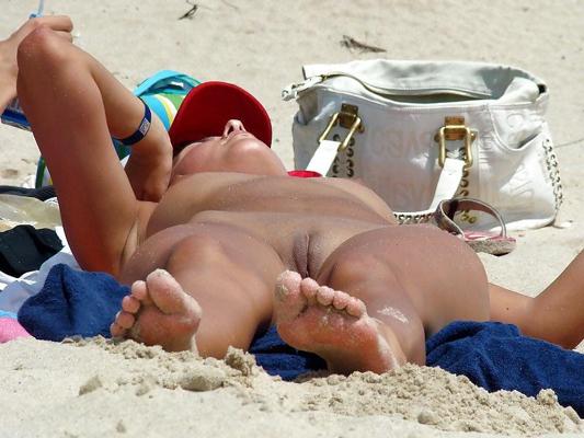 25P Pussies lying on the beach