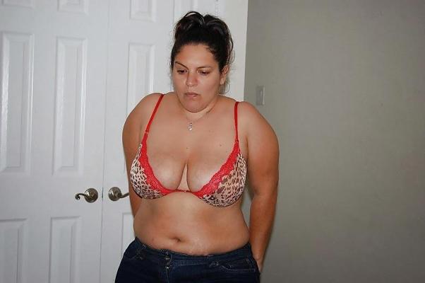 19P Latina taking off bra