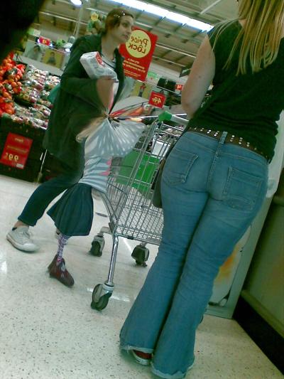 10P MILF blonde sexy avec un gros butin au magasin