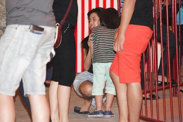 11P Panty bleu au marché nocturne du carnaval de Surabaya, Indonésie