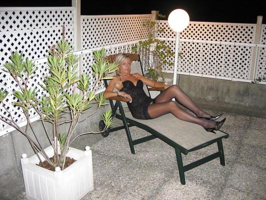 18P Sensual houswife Annette - N. C. 