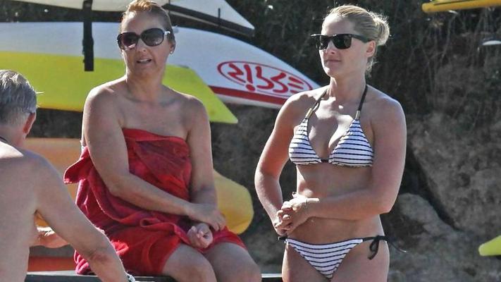 9P Helene Fischer im Bikini