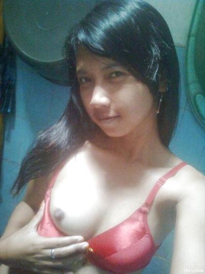 6P Cute Hijab Malay Gal Shows Off Her Petite Body
