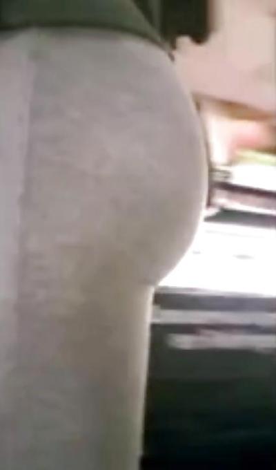 25P グレーのヨガパンツを着た熟女（金髪）
