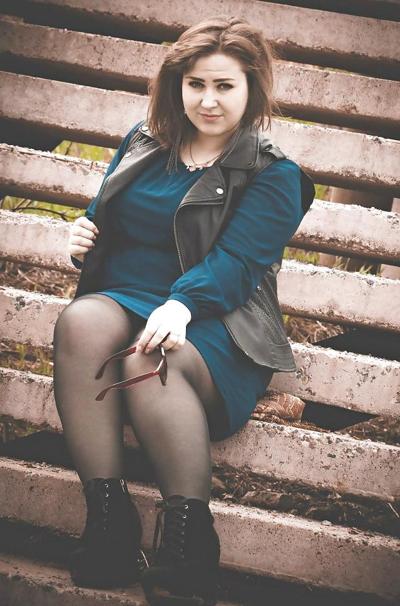 20P Curvy plump babe