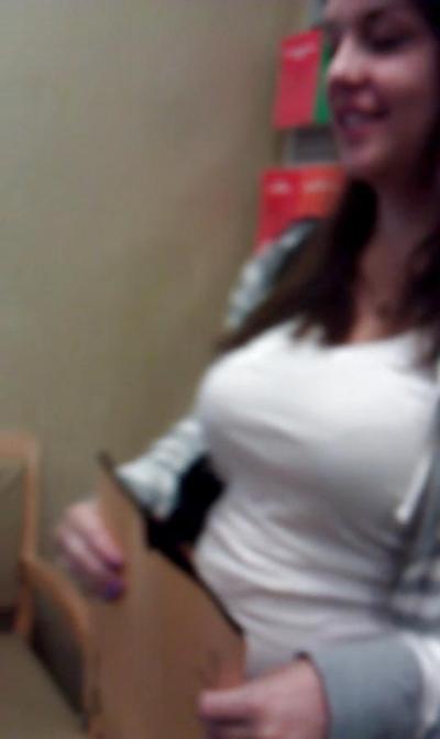 5P 大きなおっぱいの白いタンクトップの女の子