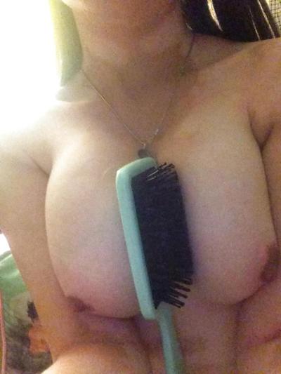9P Plus d'une adolescente aux gros seins
