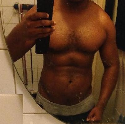 5P 筋肉質の 25 歳の黒人男性