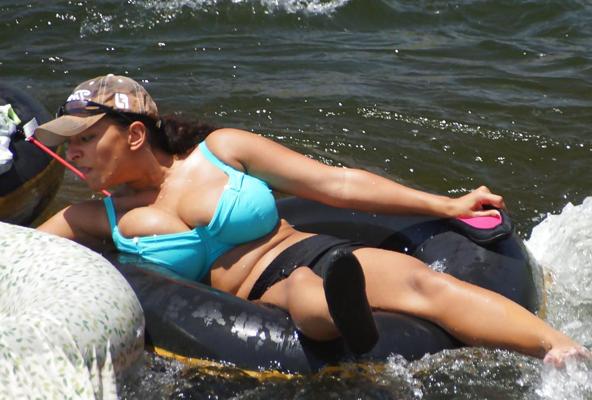 4P Candid Huge Cleavage at Lake