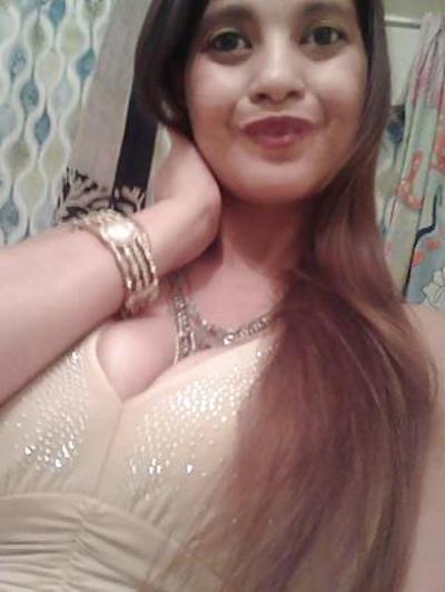 8P Latinas cleavage and downblouse