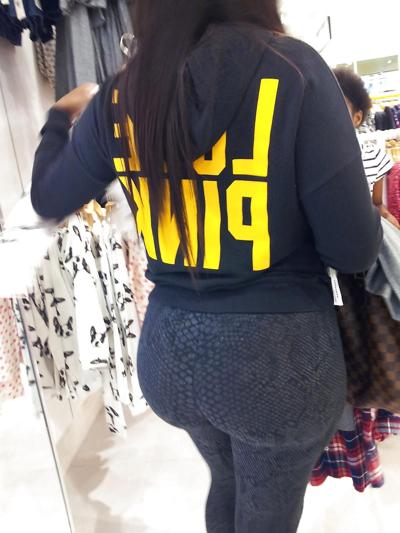 9P Vraiment gros butin phat en leggings MILF noire