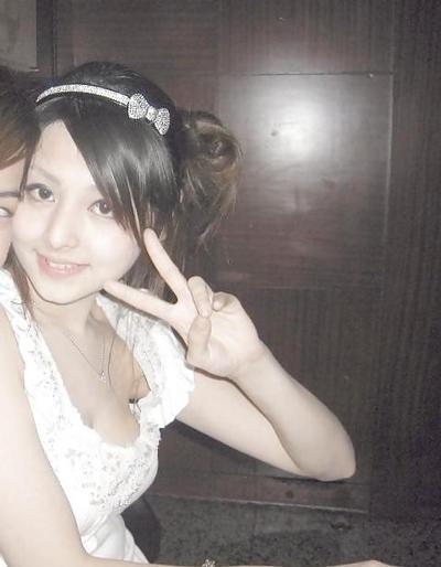 10P Cette fille ressemble vraiment à une poupée