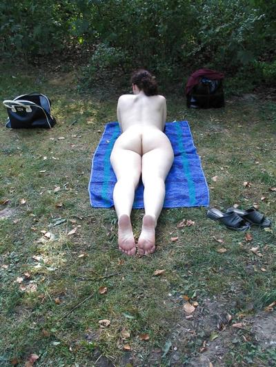 20P Milf Woman - Big aNd White Ass - Outdoor