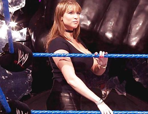 25P Todos saudam a Rainha Stephanie McMahon