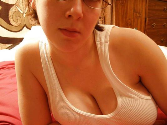 10P Amatrice a gros seins avec lunettes