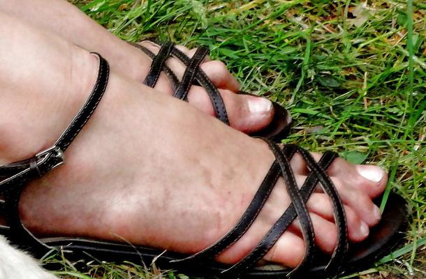 8P HIDDEN TOES and FEET of a  VERY YOUNG  TEEN