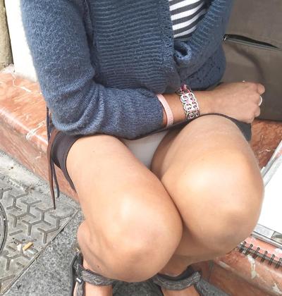 25P Upskirt artist woman 