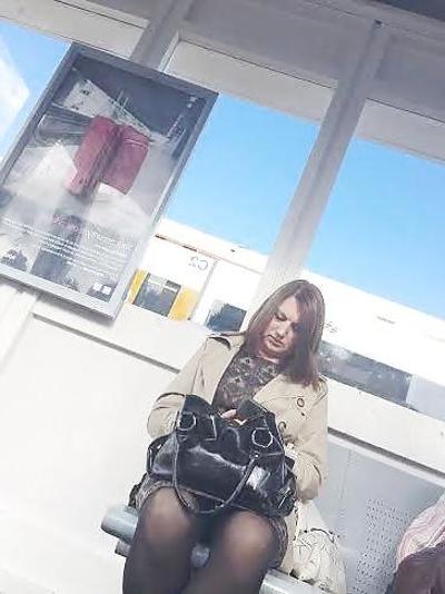 19P 足を開いて駅にいる熟女