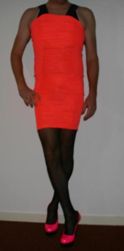6P Hmmm love to crossdress in spandex, lycra and swimsuit