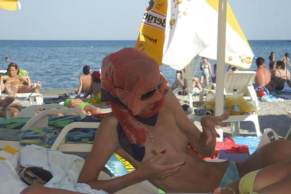 25P Romania Topless 1