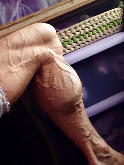 25P 静脈の筋肉質の女性の足