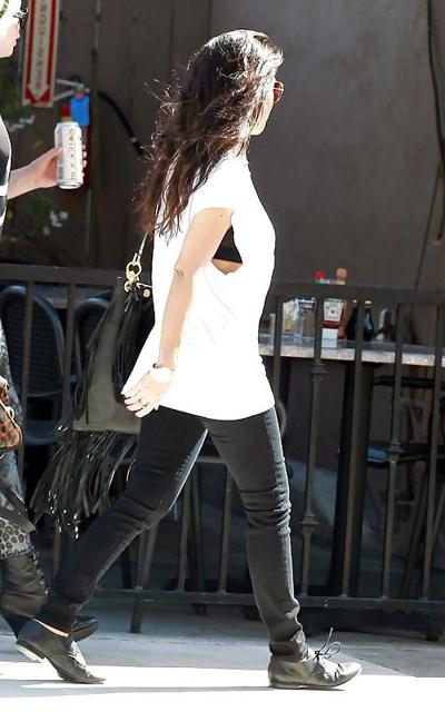 8P Kourtney Kardashian (soutien-gorge noir visible)