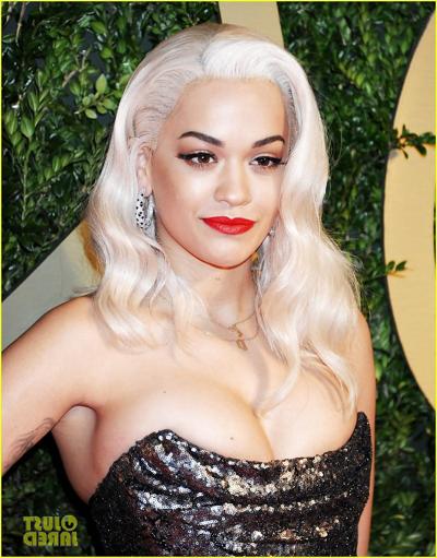 25P Rita Ora Jambes, Seins Et Cul En Leggings (QG)