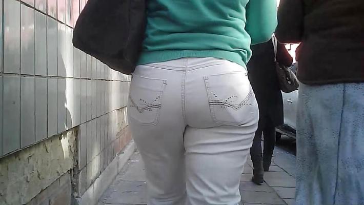 9P MILF espagnole au gros cul en jeans