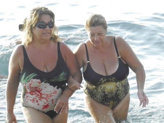 21P Mature Tits In Swimwear