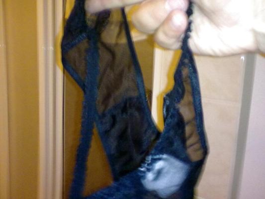 8P Tia Silvia (55 anos) encontrei a lingerie dela no banheiro