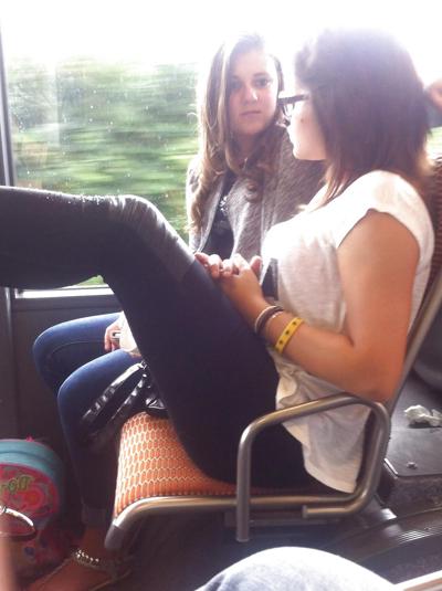 12P Brunette dans un bus bonus pieds